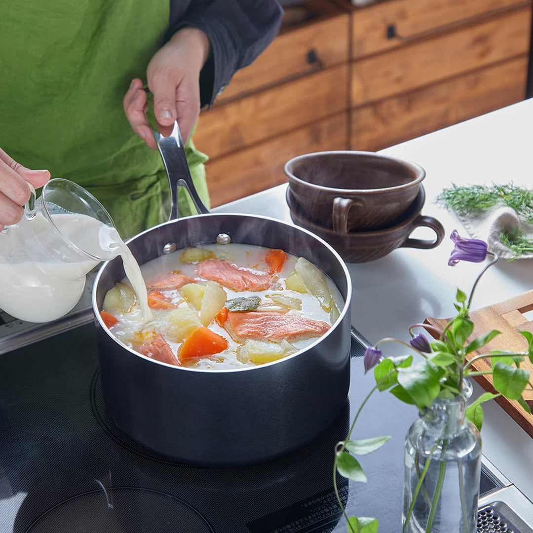 Cooking pot with ceramic coating, 18 cm, including glass lid